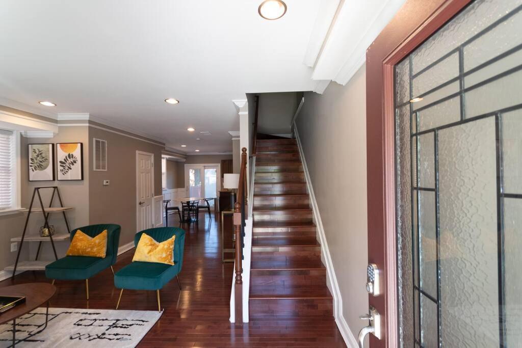 Three Br 2.5 Bath W/ Parking Spot & Deck Near Metr Holiday home *