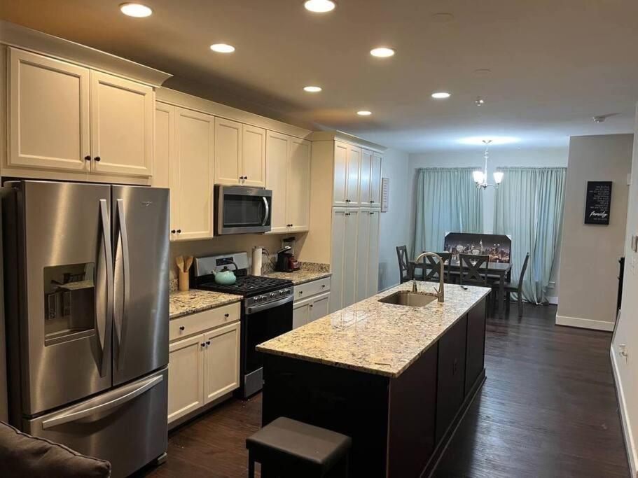 Modern Lux 4 Bedroom Garage Parking Washington