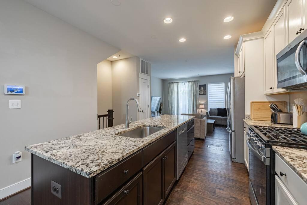 Modern Lux 4 Bedroom Garage Parking *