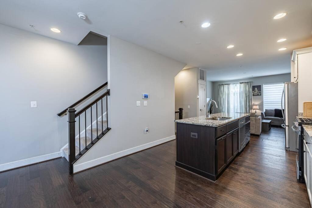 Modern Lux 4 Bedroom Garage Parking Holiday home *