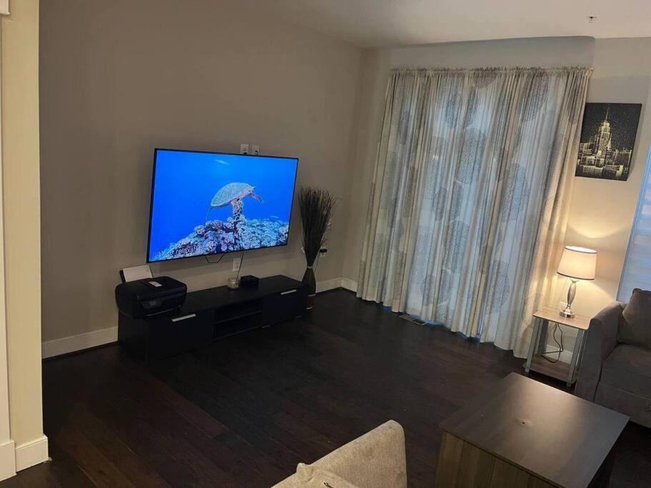 Modern Lux 4 Bedroom Garage Parking * Washington