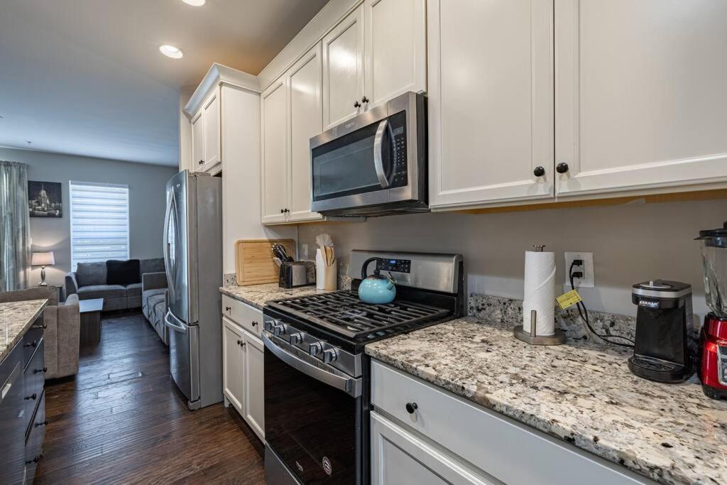 Modern Lux 4 Bedroom Garage Parking