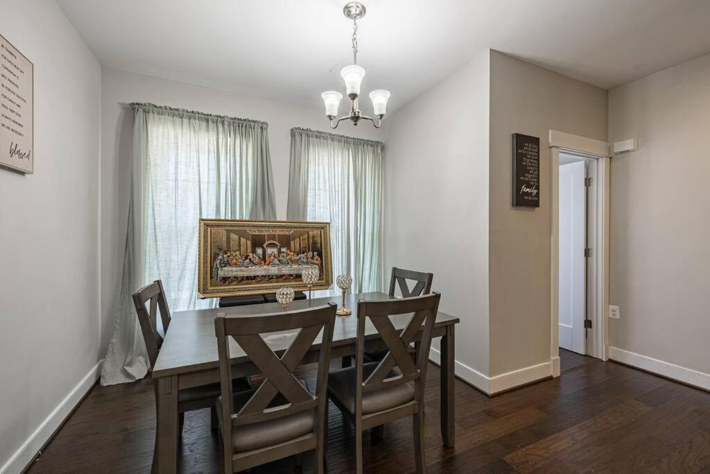Modern Lux 4 Bedroom Garage Parking Washington