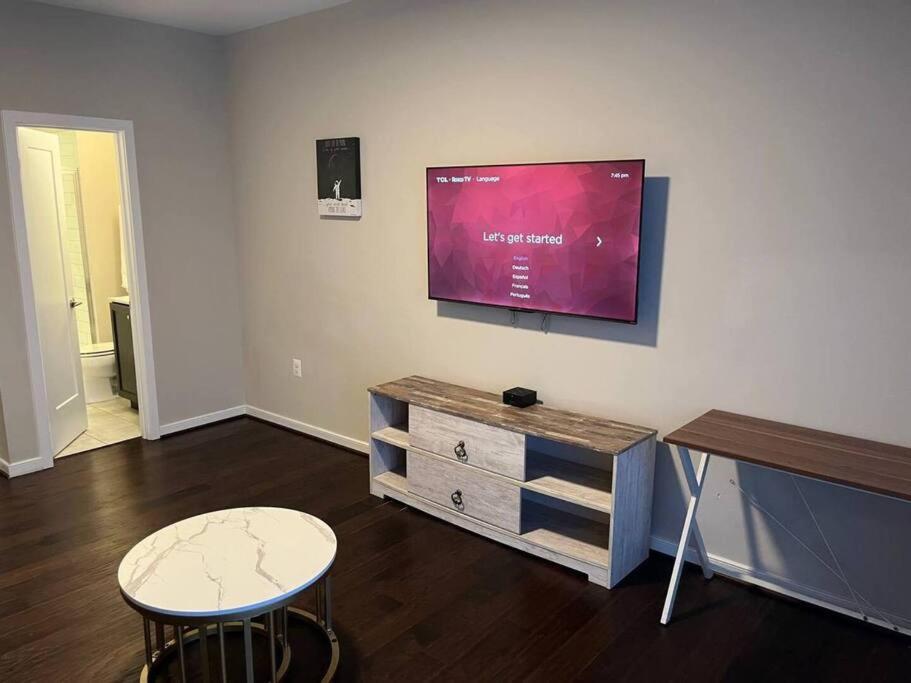 Modern Lux 4 Bedroom Garage Parking *