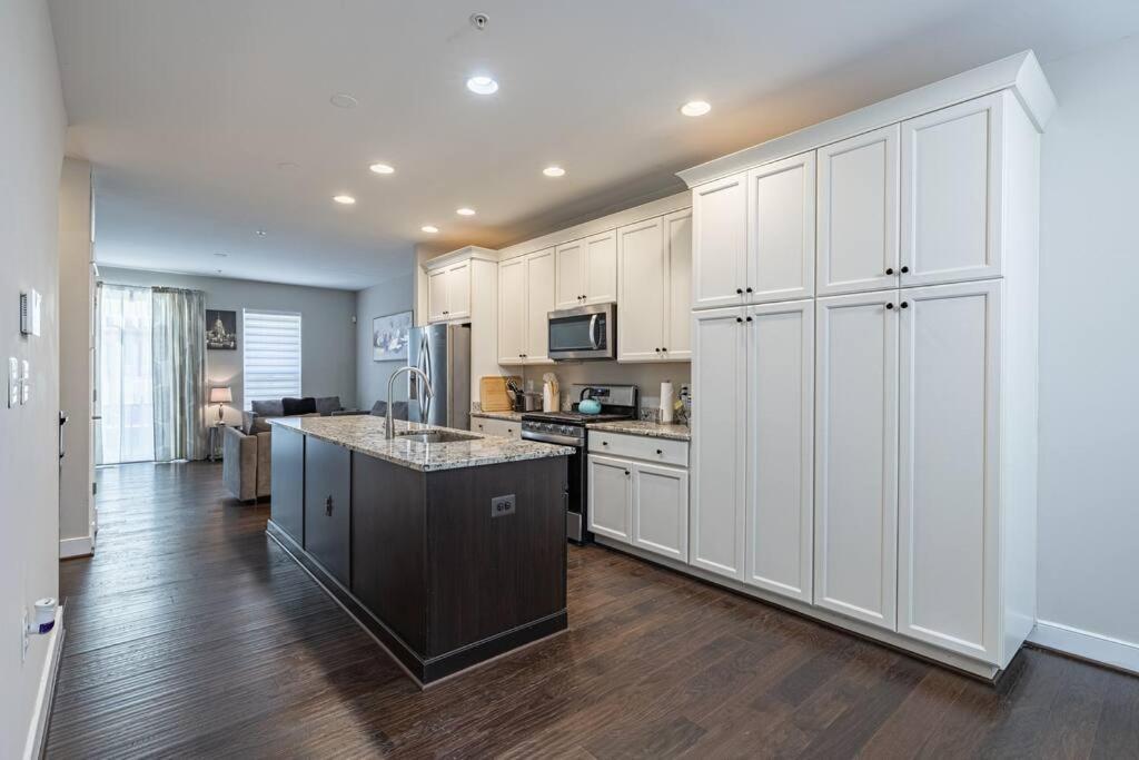 Modern Lux 4 Bedroom Garage Parking Holiday home *