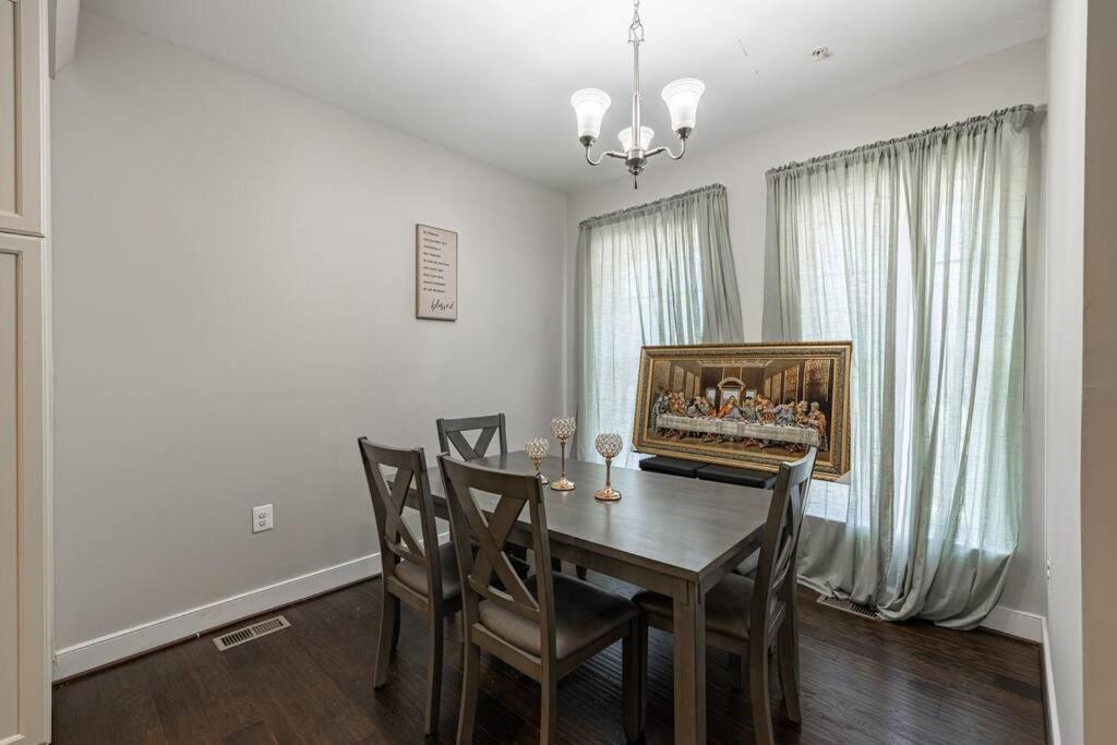 Modern Lux 4 Bedroom Garage Parking Holiday home Washington