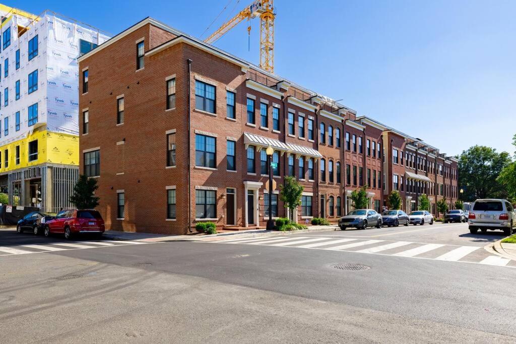 Modern Lux 4 Bedroom Garage Parking *