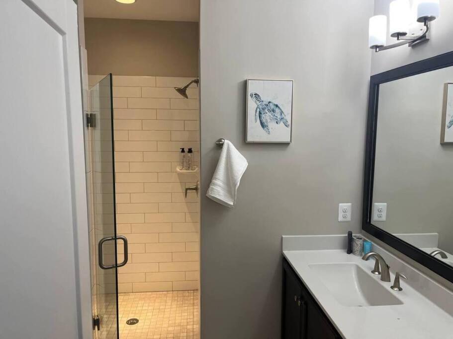 Modern Lux 4 Bedroom Garage Parking Holiday home *
