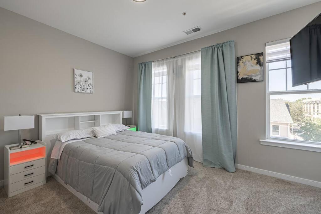 Modern Lux 4 Bedroom Garage Parking Holiday home Washington
