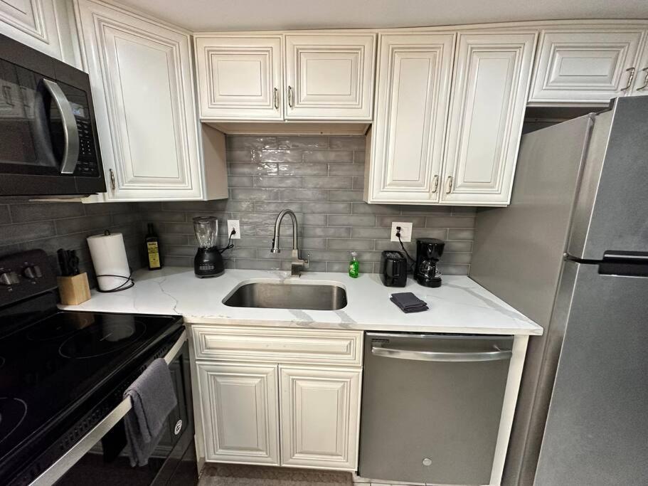 Downtown Delight In Heart Of Dc's Bustling Streets Apartment *