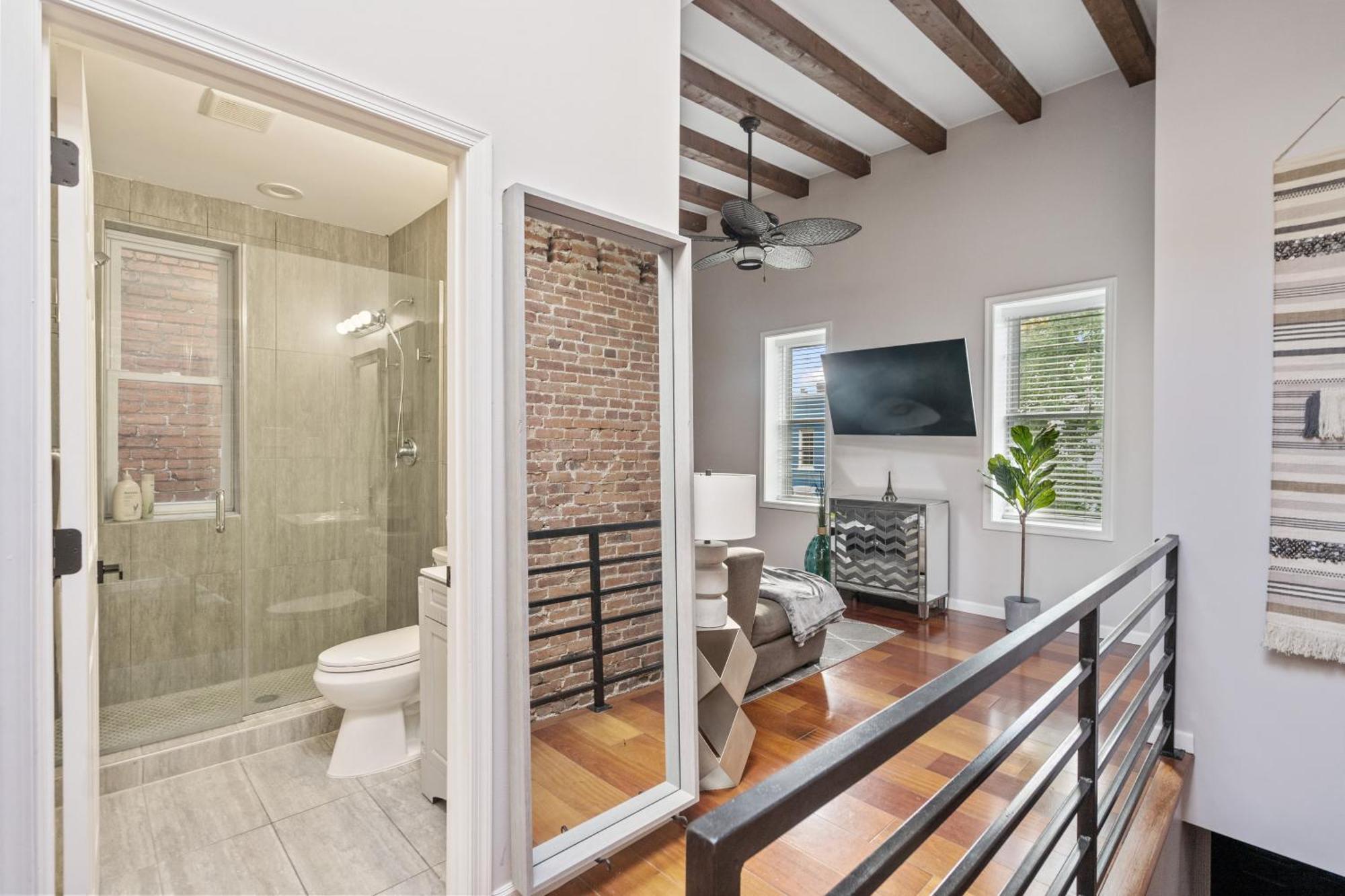 Navy Yard Gem: Stylish Near Nationals Stadium