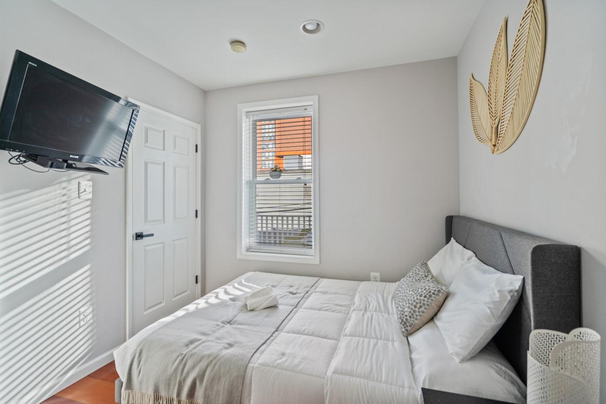 Navy Yard Gem: Stylish Near Nationals Stadium Apartment *