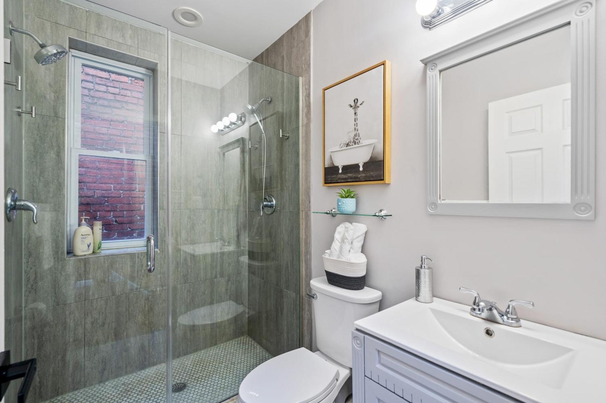 Navy Yard Gem: Stylish Near Nationals Stadium Apartment *