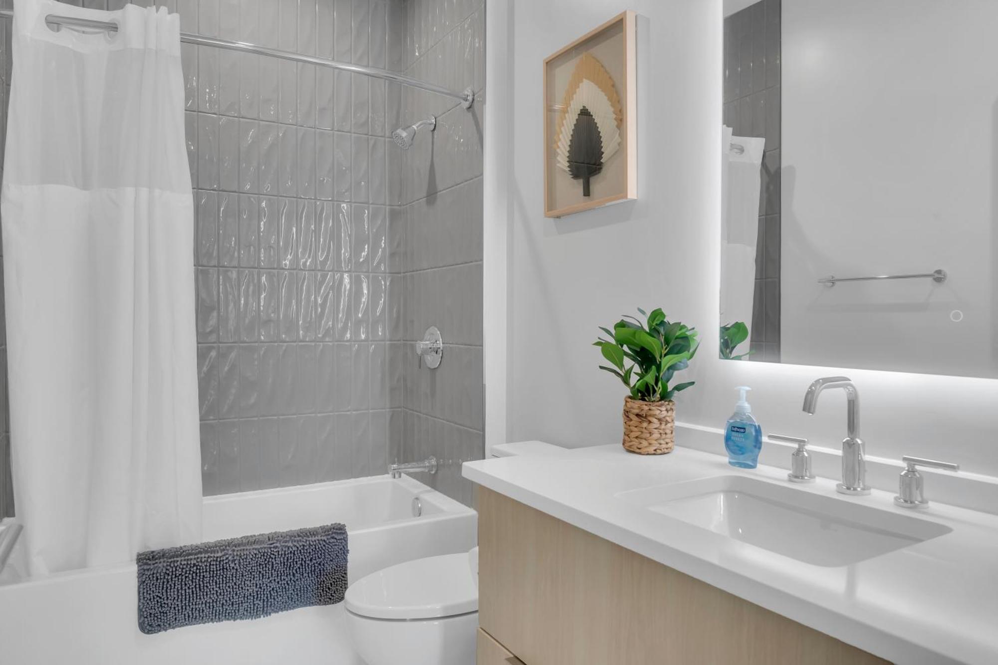Fully Furnished In Near Logan Circle Apartment *