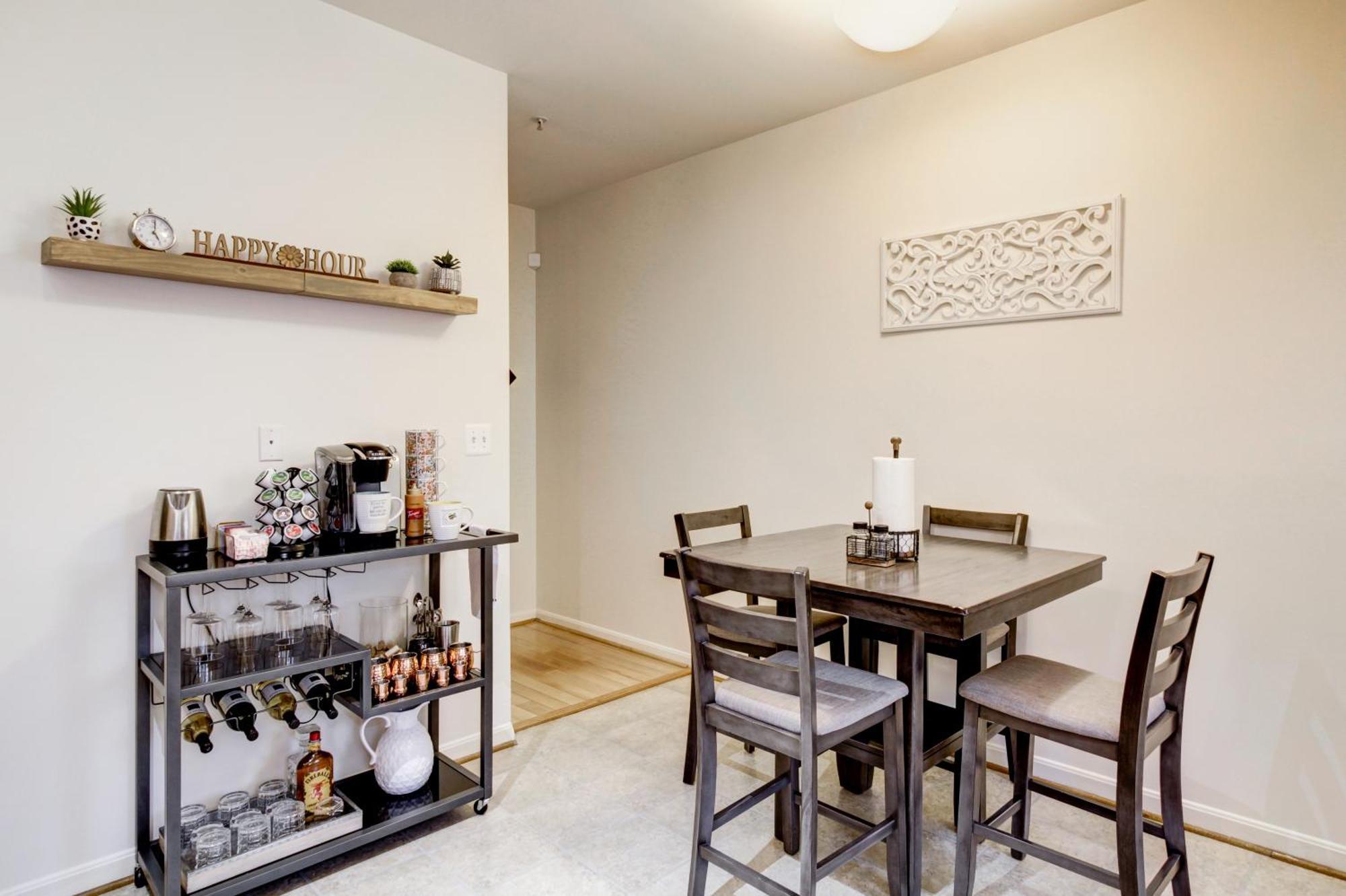 Spacious Washington, D.c. Rowhome W/ Free Parking! Apartment
