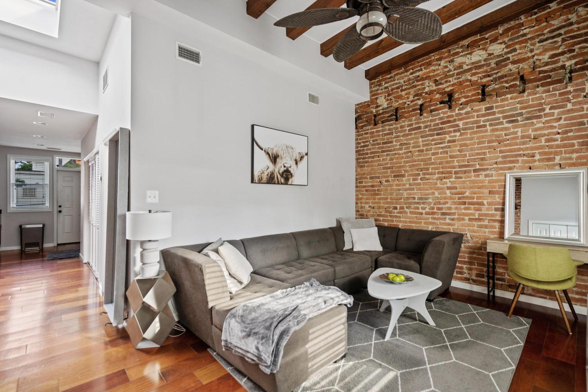 Navy Yard Gem: Stylish Near Nationals Stadium Apartment