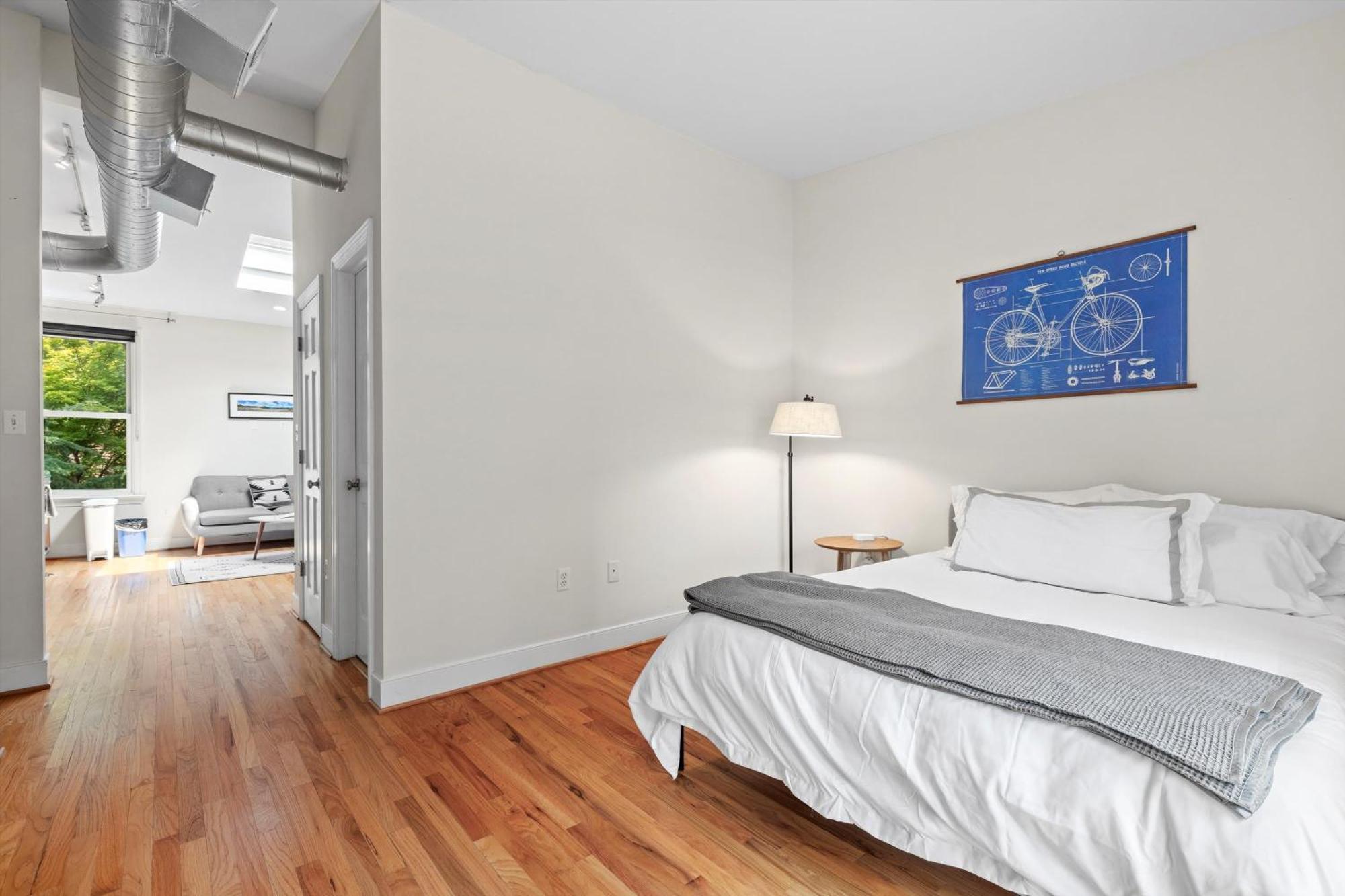 Logan Circle Carriage House 1b-1b & Bright Holiday home Washington