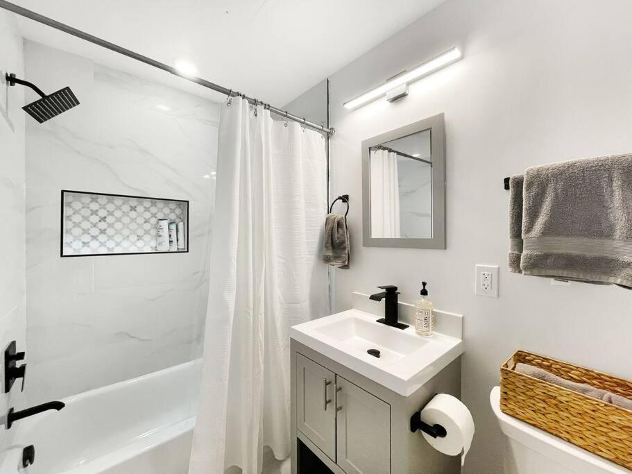 Classy Capitol Hill Apt, Steps From Dc Attraction Holiday home Washington