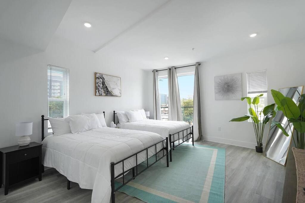 Enjoy City Skyline Views From Private Roof Deck! Washington