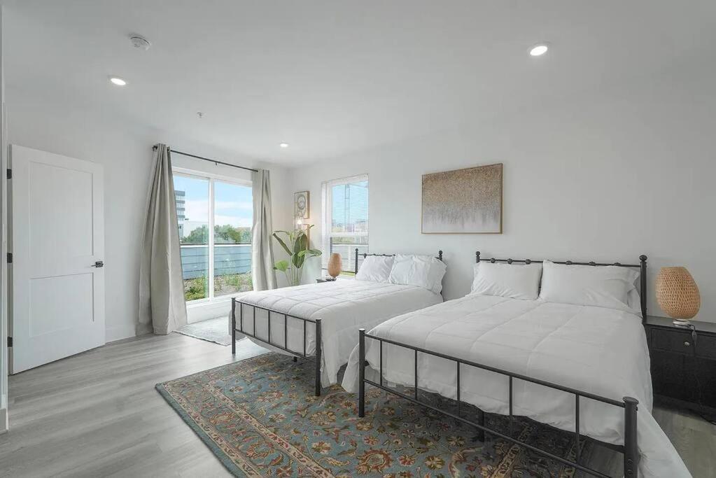 Holiday home Enjoy City Skyline Views From Private Roof Deck!
