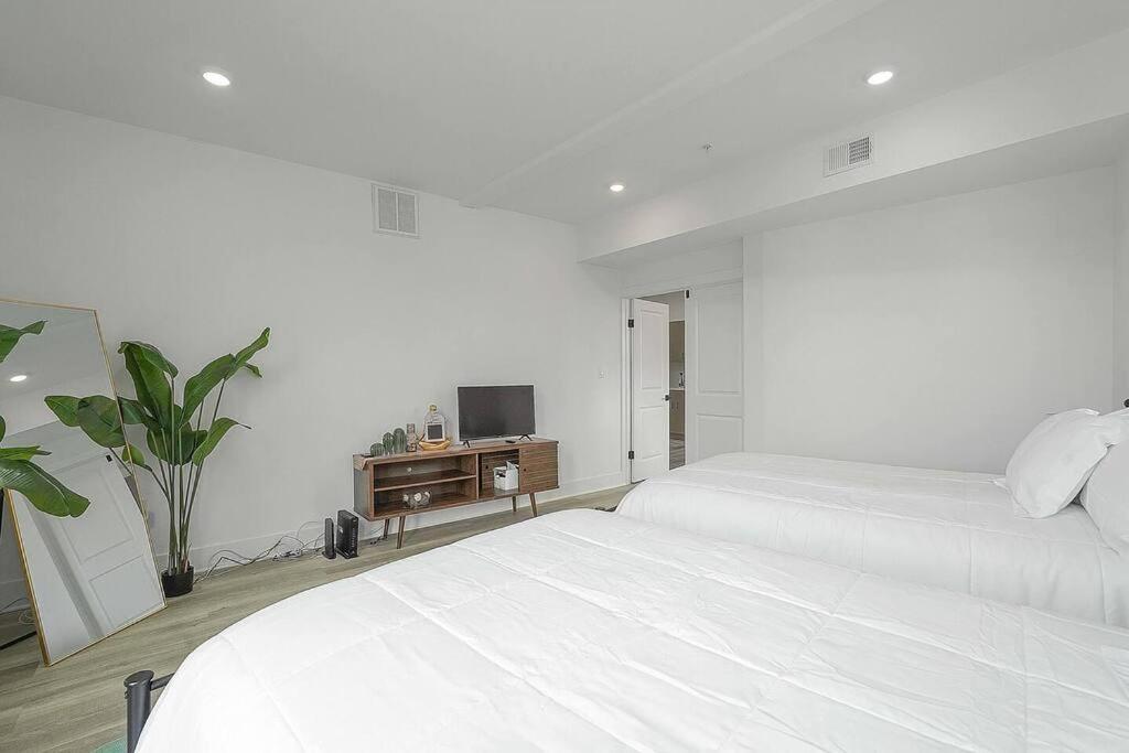 Enjoy City Skyline Views From Private Roof Deck! *