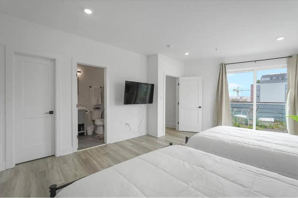 Enjoy City Skyline Views From Private Roof Deck! Holiday home