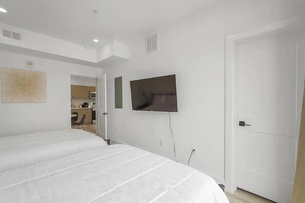 Enjoy City Skyline Views From Private Roof Deck! Holiday home *