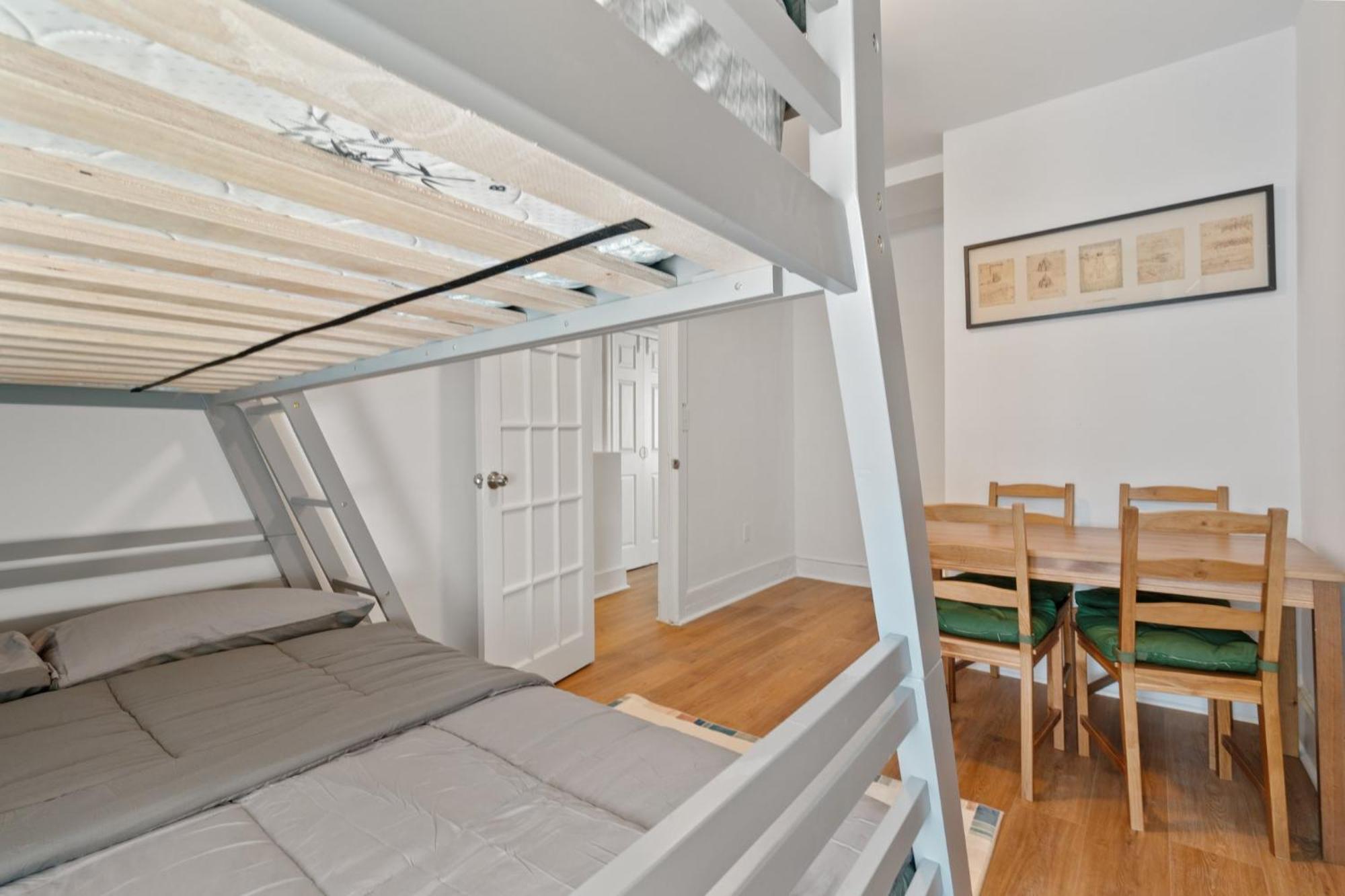 Charming 4-bedroom Townhome In Fabulous With Ac, Wifi Holiday home *
