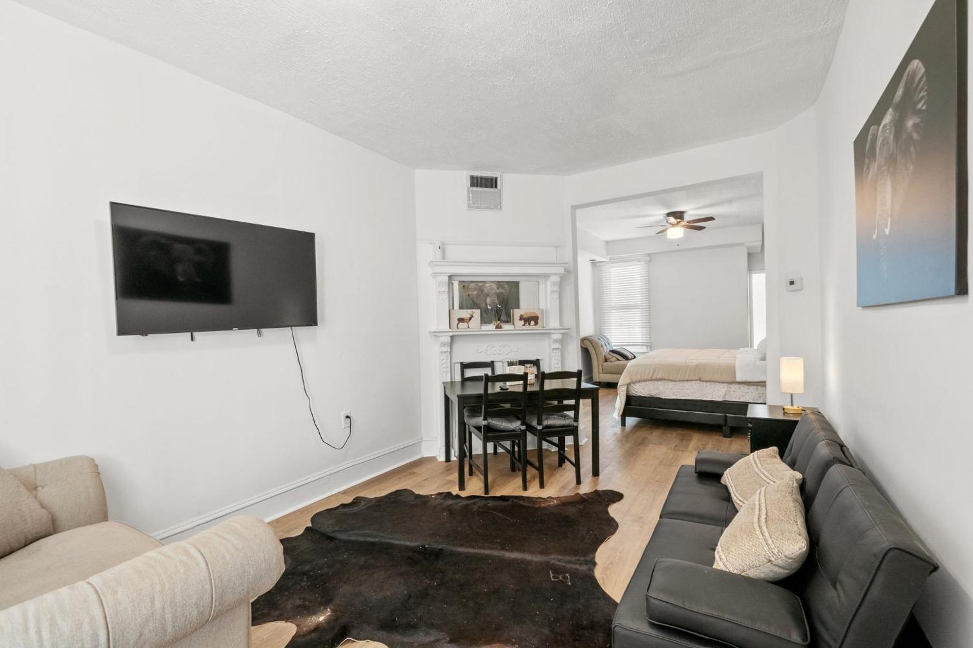 Charming 4-bedroom Townhome In Fabulous With Ac, Wifi Holiday home