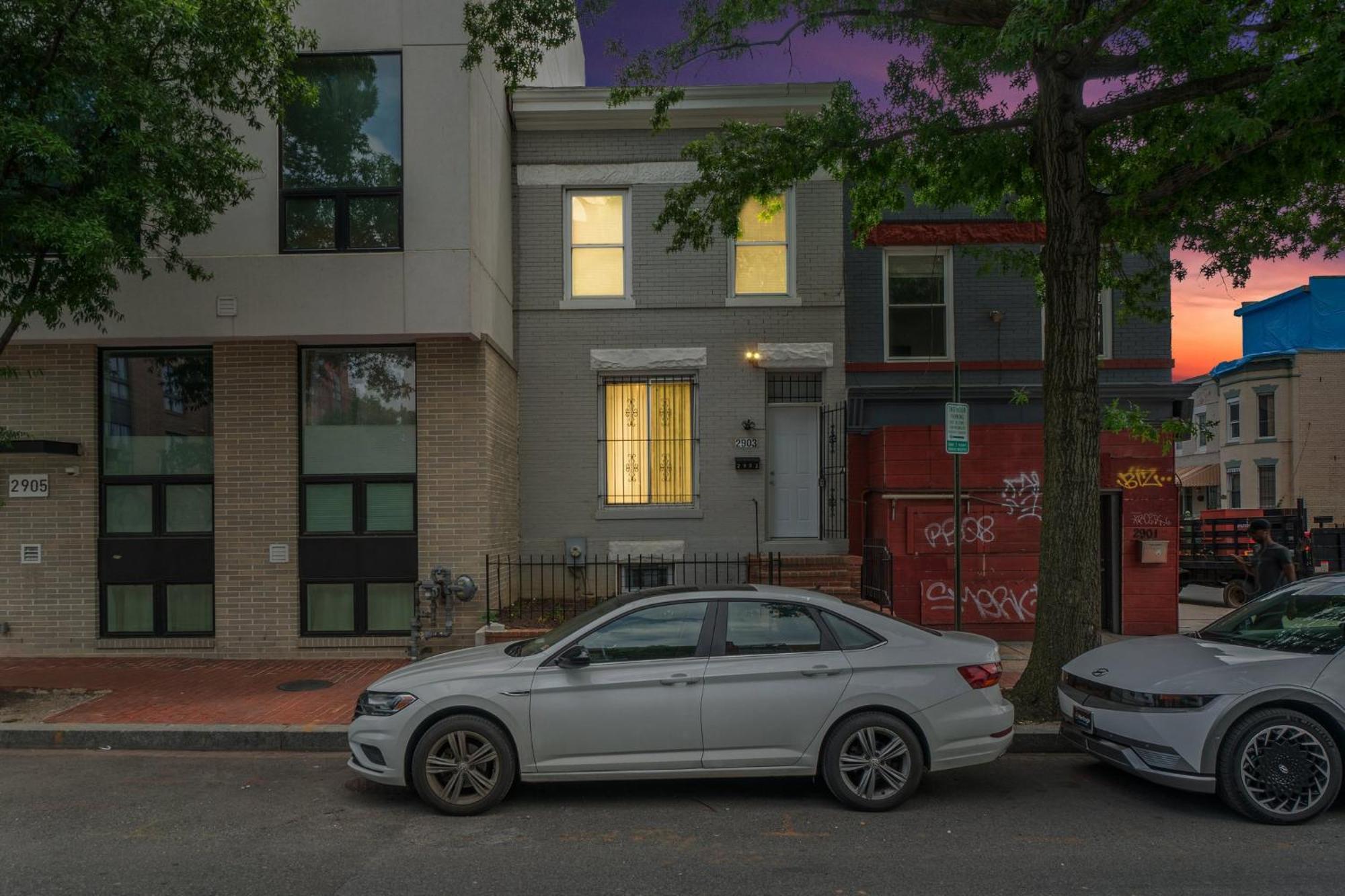 Charming 4-bedroom Townhome In Fabulous With Ac, Wifi