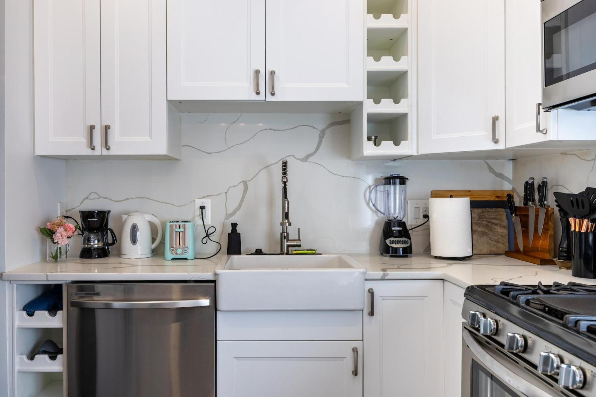 Charming 2br Townhouse With Patio & Parking In Dc Apartment Washington