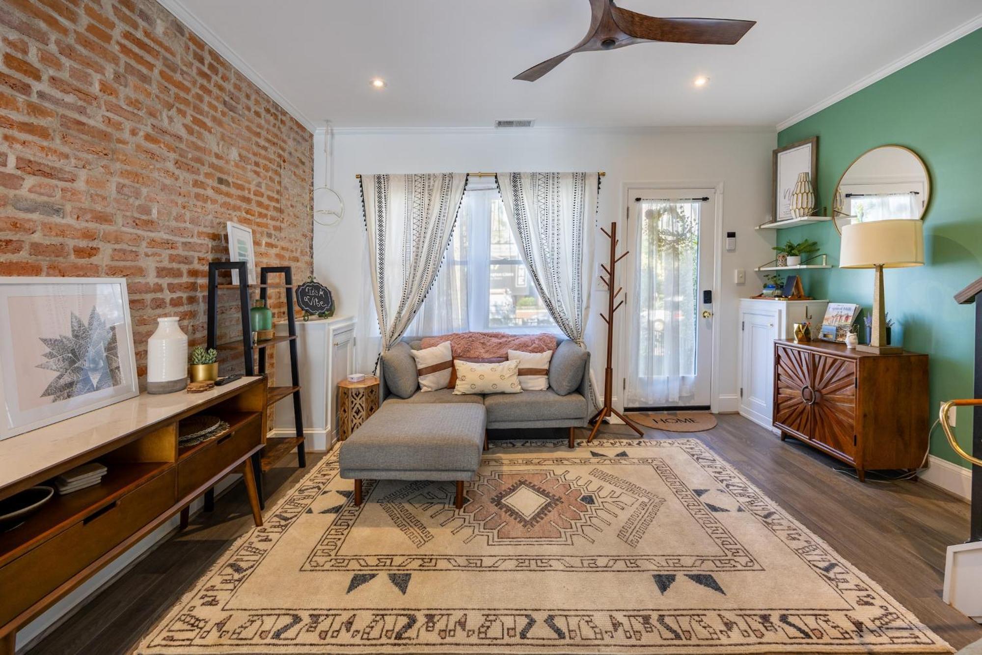 Charming 2br Townhouse With Patio & Parking In Dc Apartment