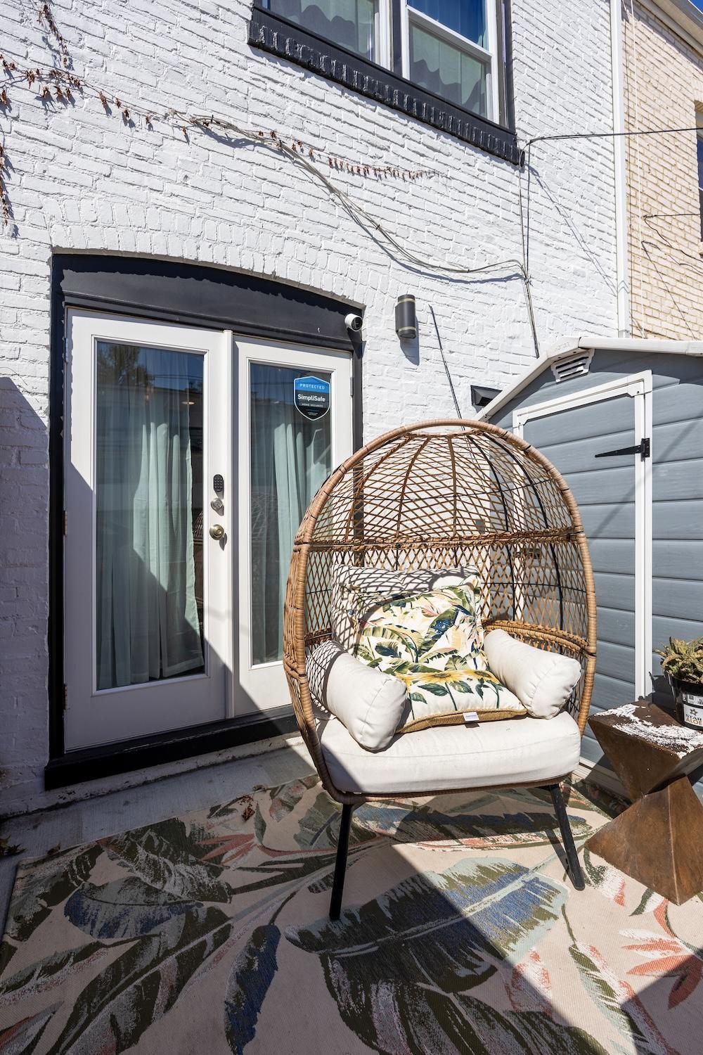 Charming 2br Townhouse With Patio & Parking In Dc Apartment