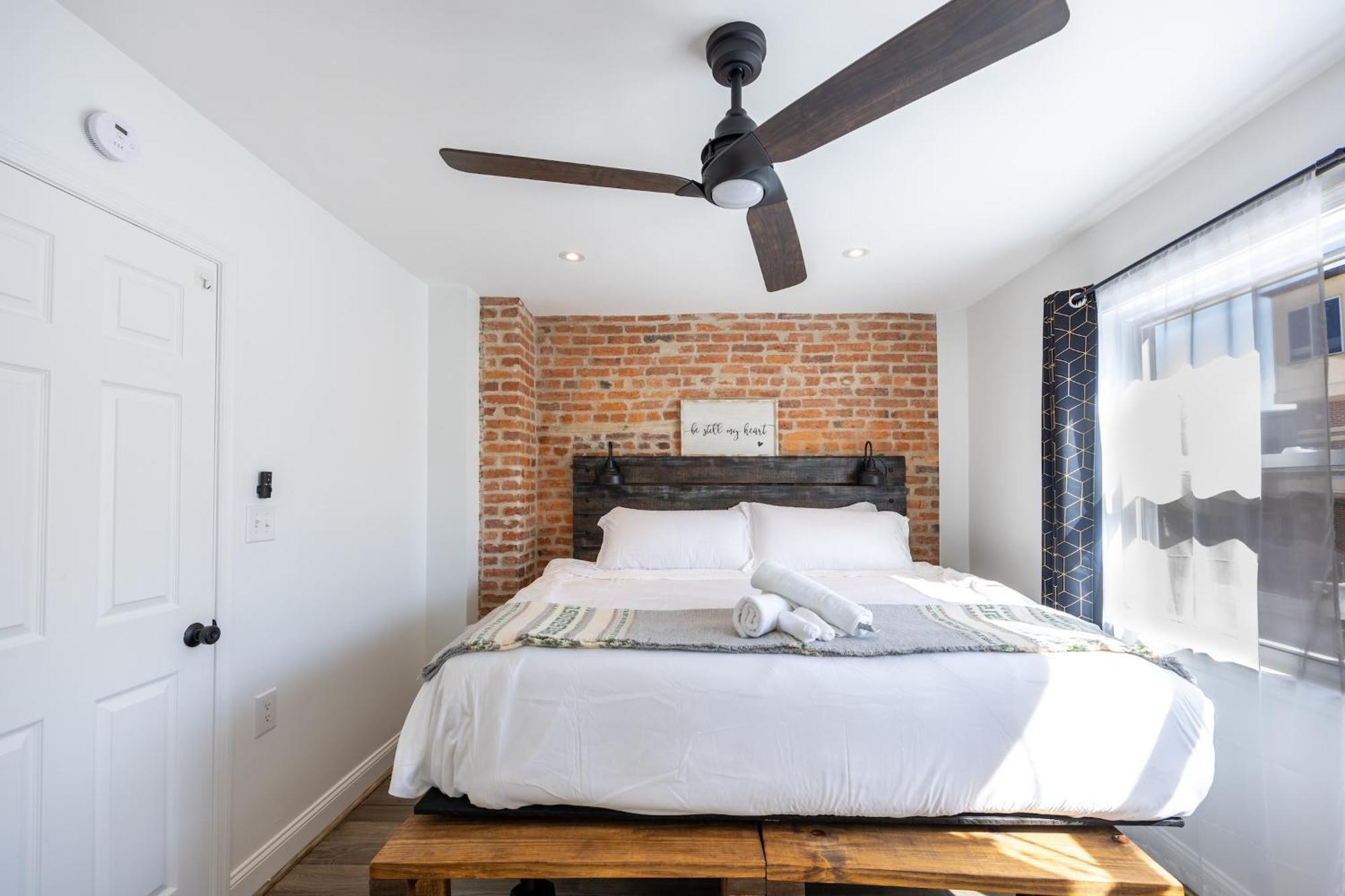 Charming 2br Townhouse With Patio & Parking In Dc Apartment *