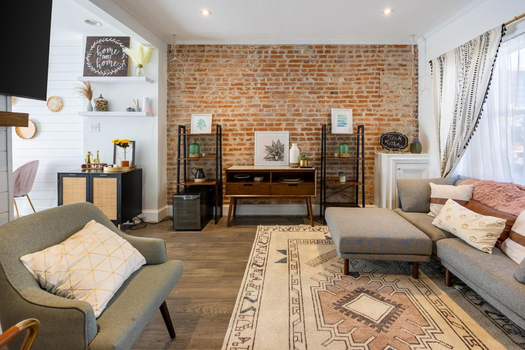 Charming 2br Townhouse With Patio & Parking In Dc Washington