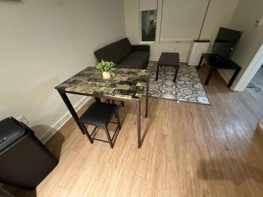 New Lux 1br In Dc *