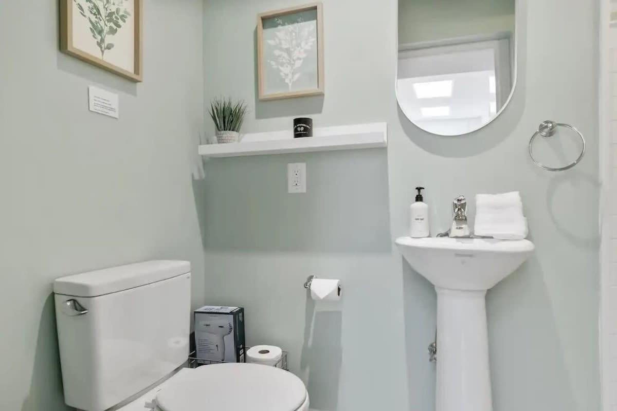 Historic & Modern Capitol Hill 2-br Row Holiday home