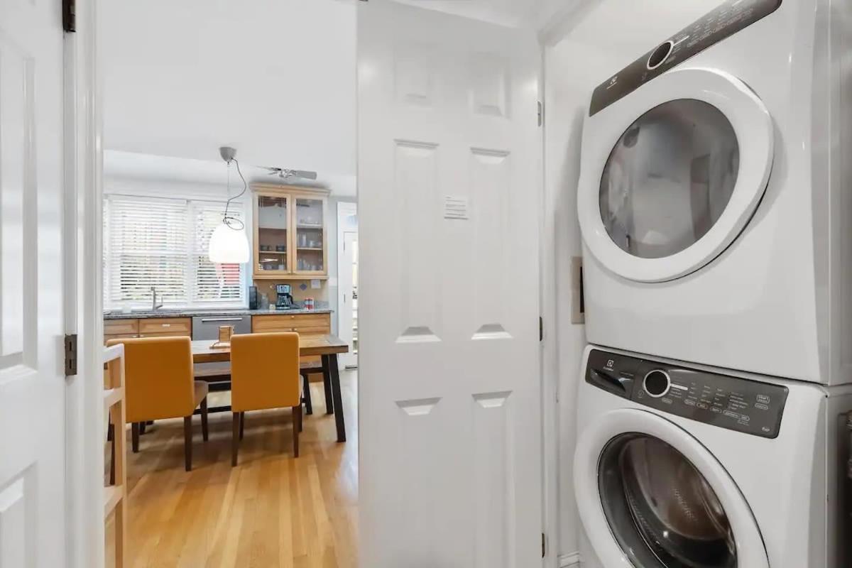 Historic & Modern Capitol Hill 2-br Row Holiday home