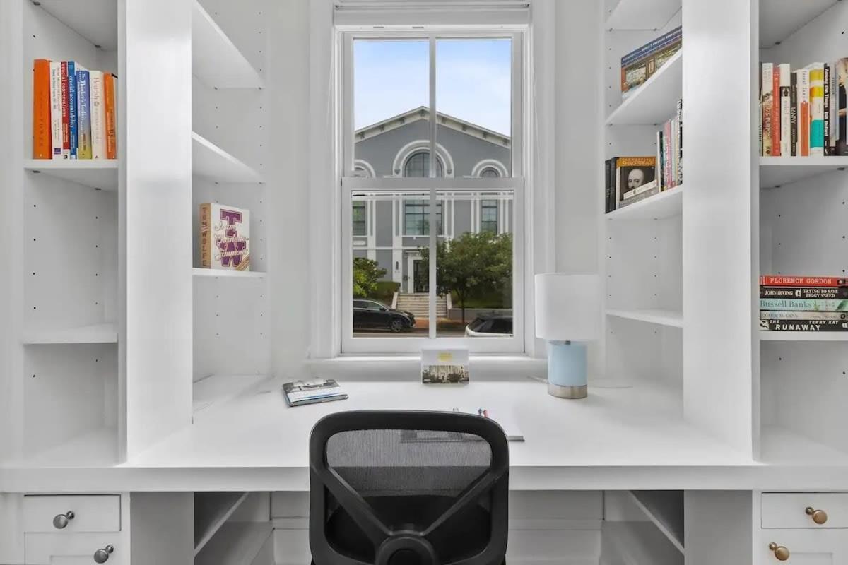 Historic & Modern Capitol Hill 2-br Row Holiday home *