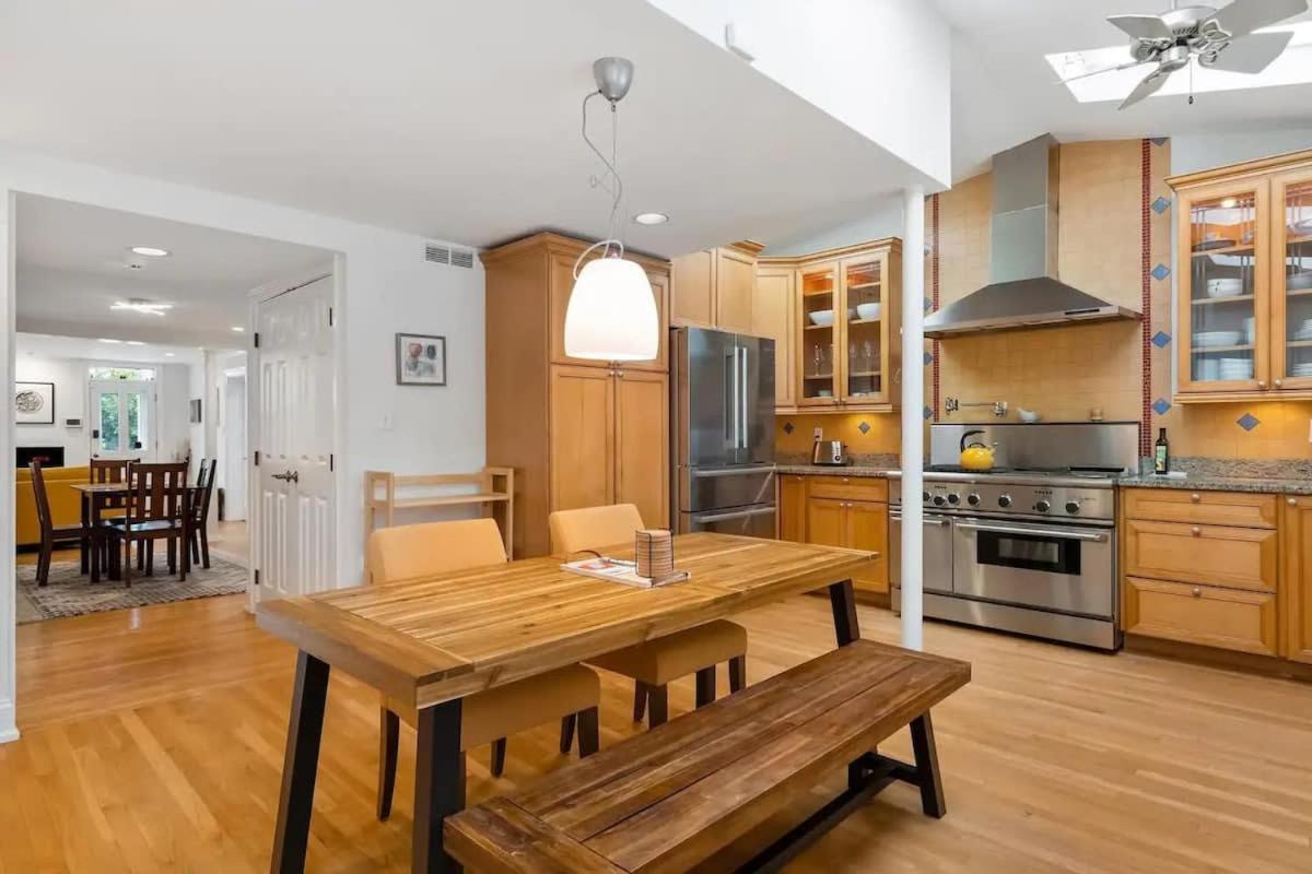 Historic & Modern Capitol Hill 2-br Row Holiday home *