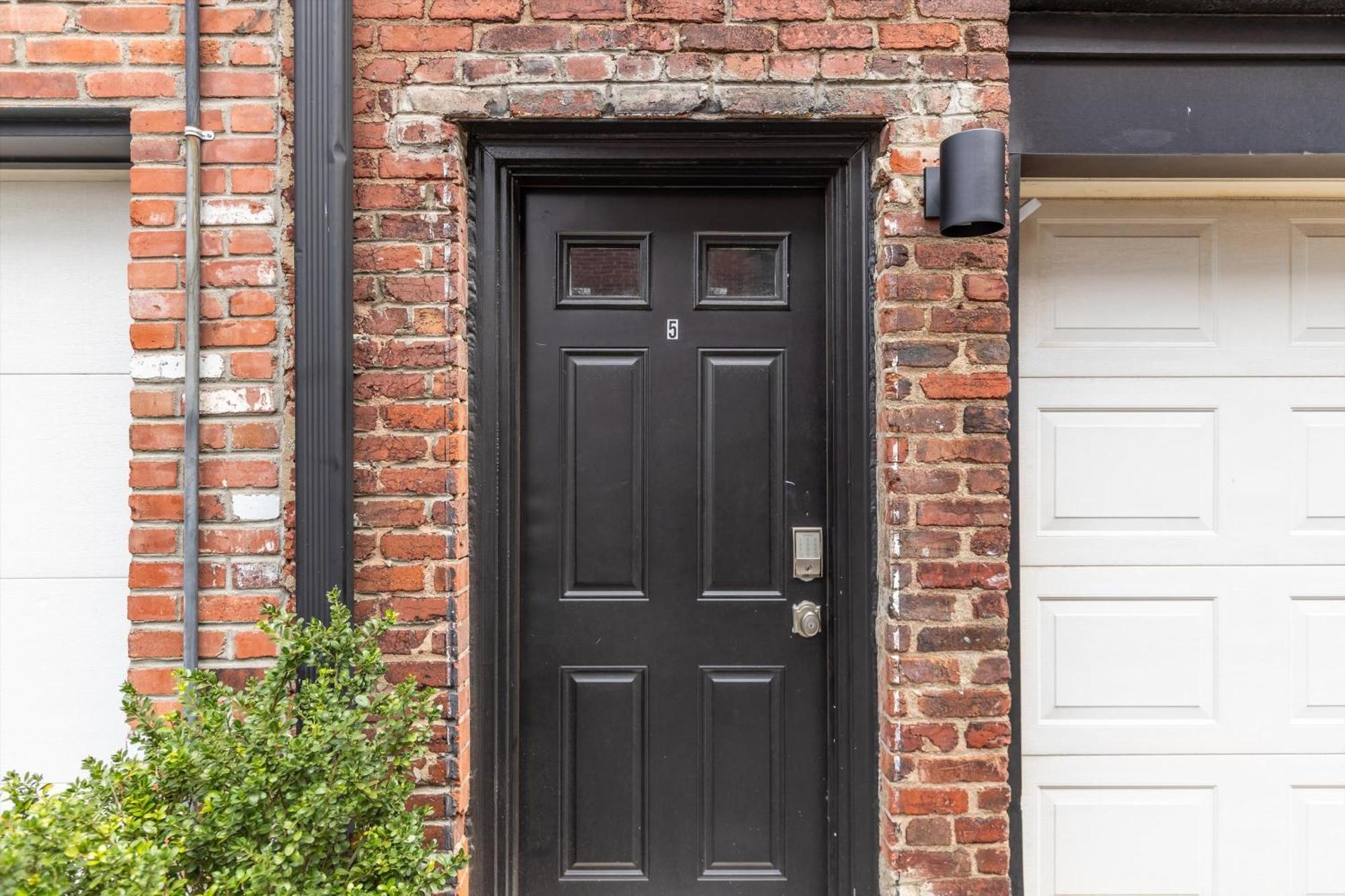 Logan Circle Carriage House 1b-1b & Bright Holiday home