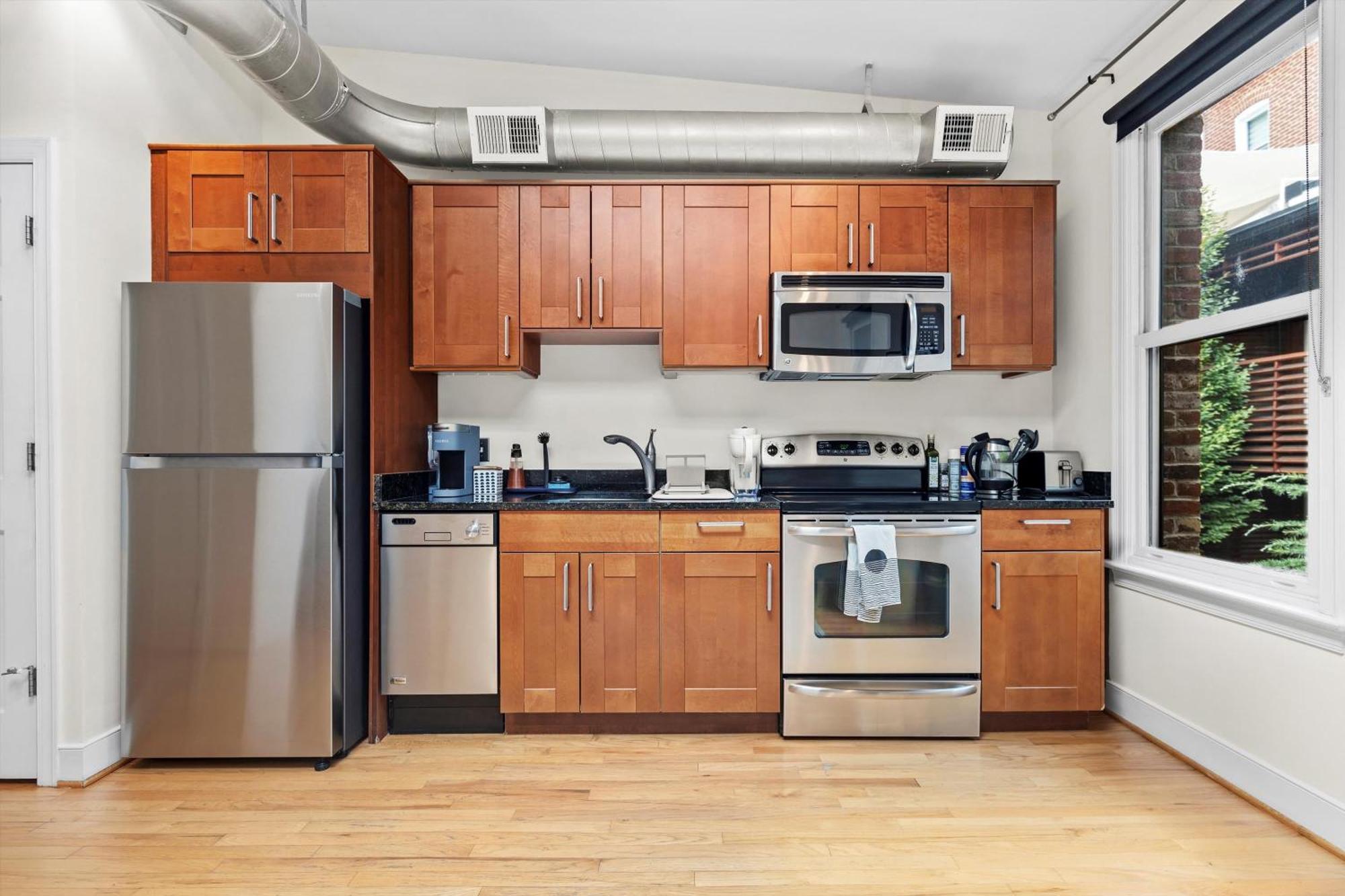 Logan Circle Carriage House 1b-1b & Bright Holiday home