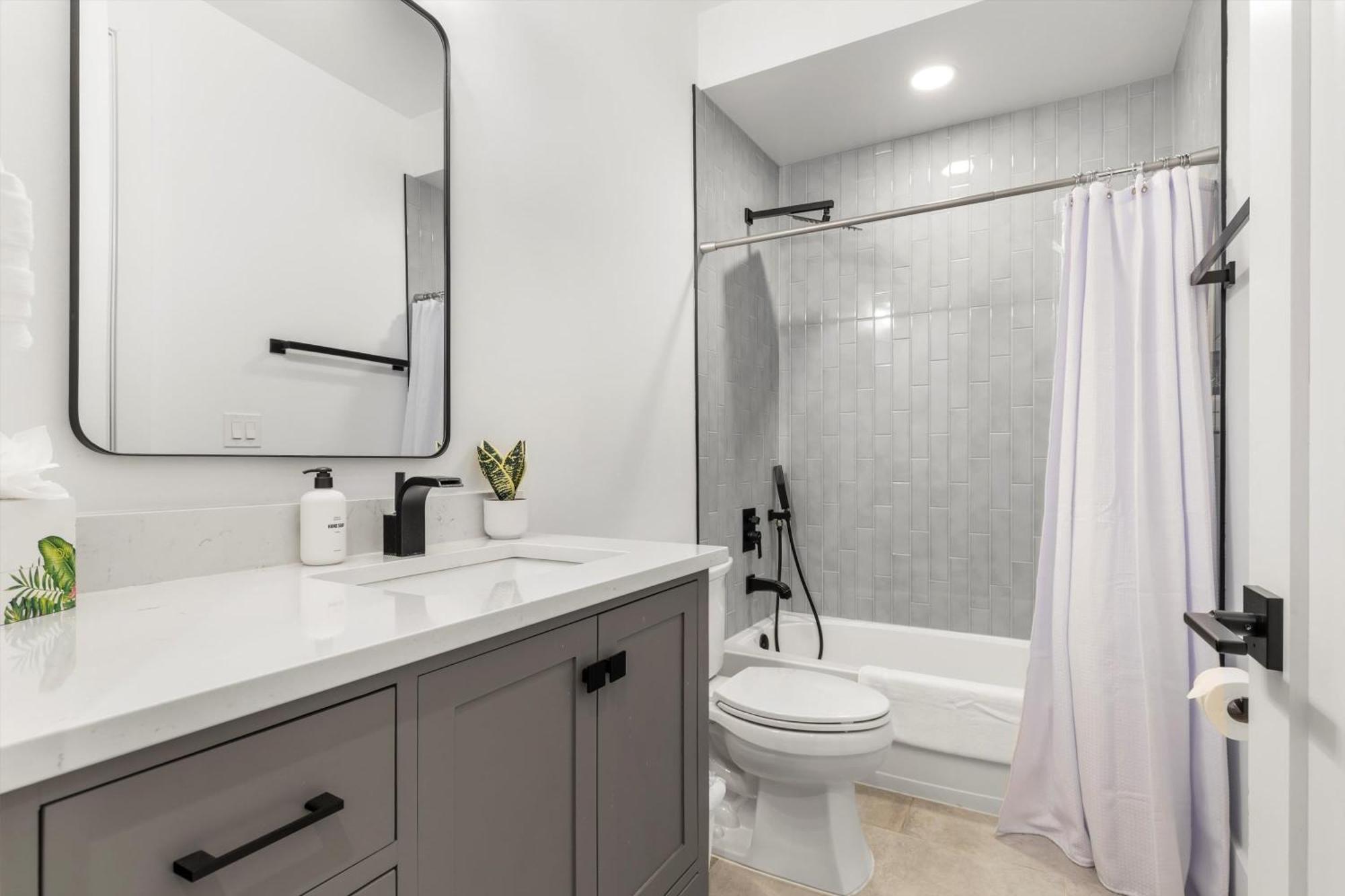 Dc 5-br Townhome - Walk To Metro-rail Holiday home
