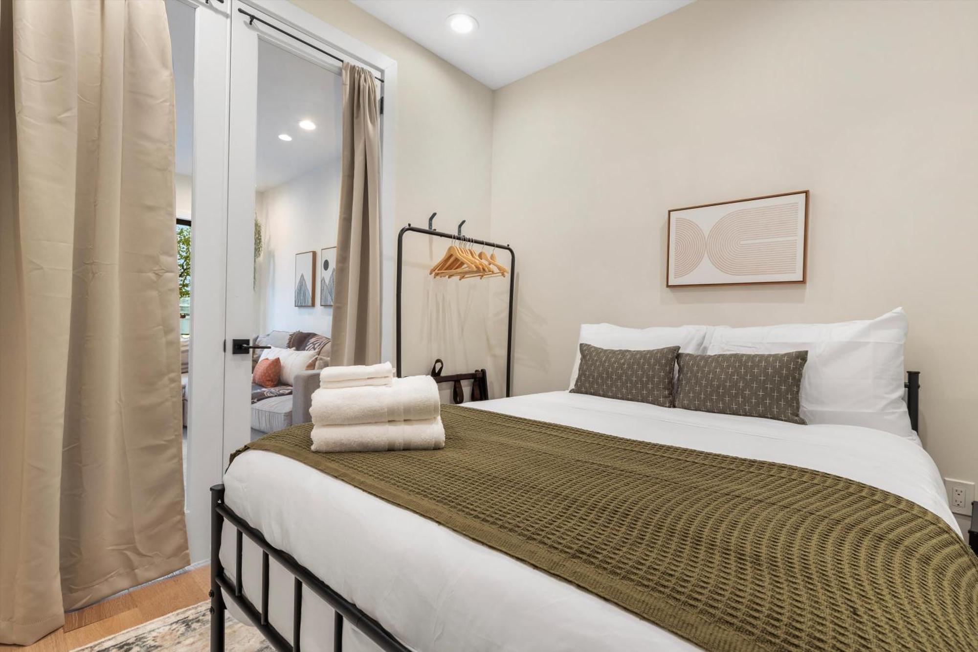 Dc 5-br Townhome - Walk To Metro-rail Holiday home *