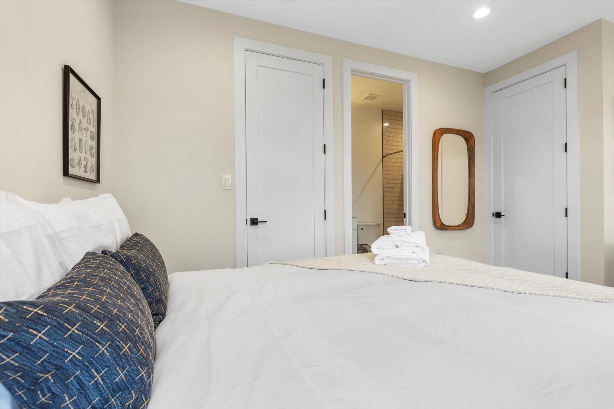 Dc 5-br Townhome - Walk To Metro-rail Holiday home