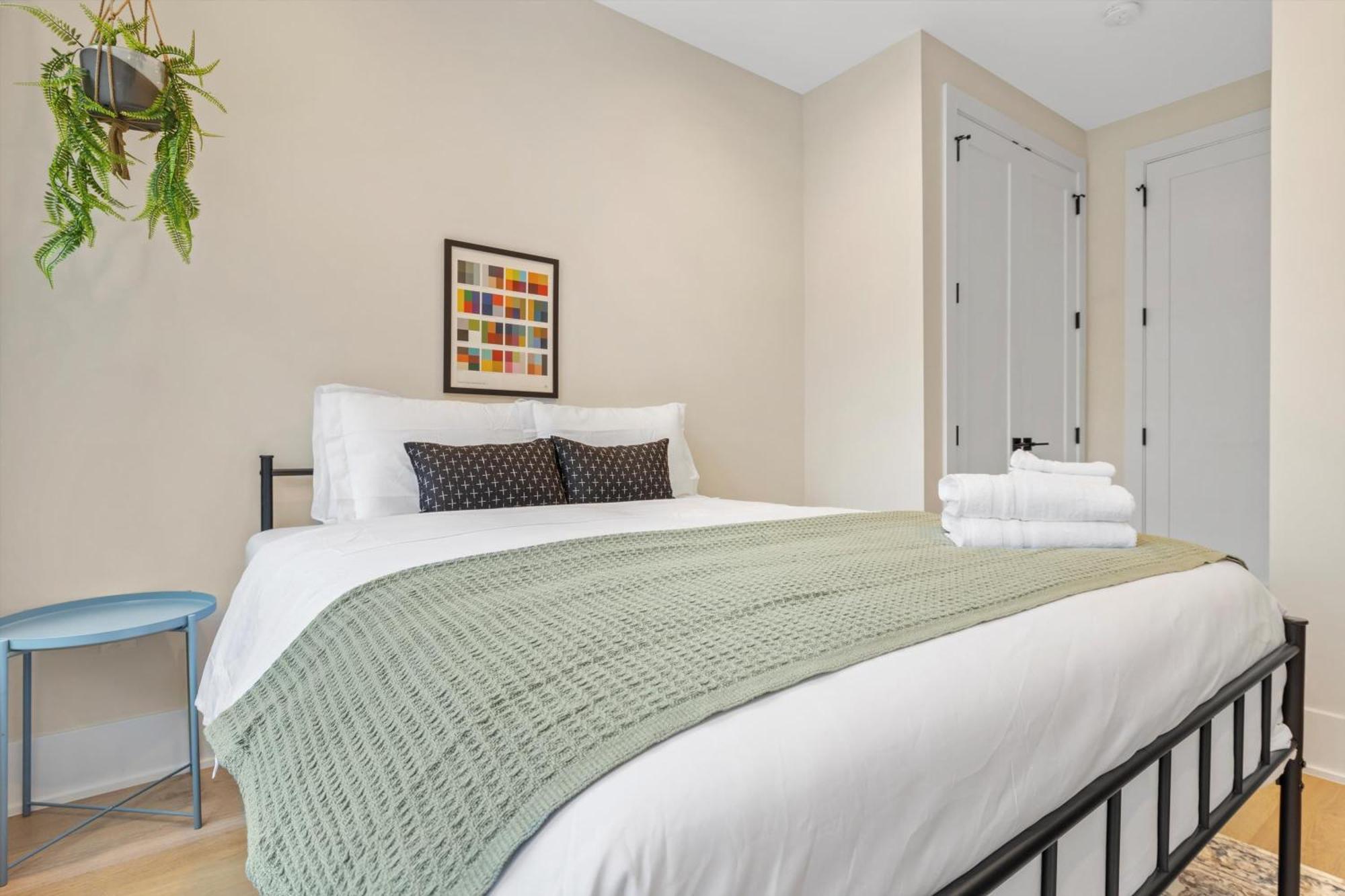 Dc 5-br Townhome - Walk To Metro-rail *