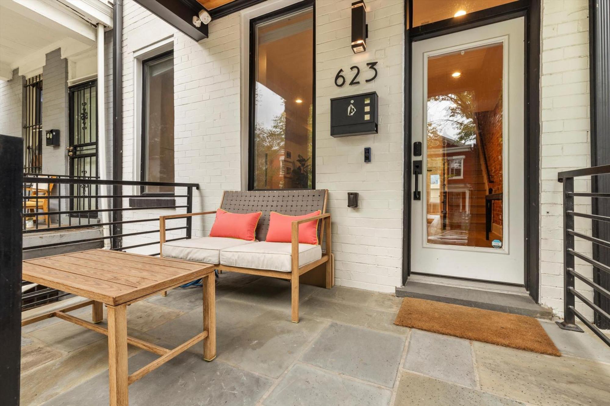 Dc 5-br Townhome - Walk To Metro-rail Holiday home