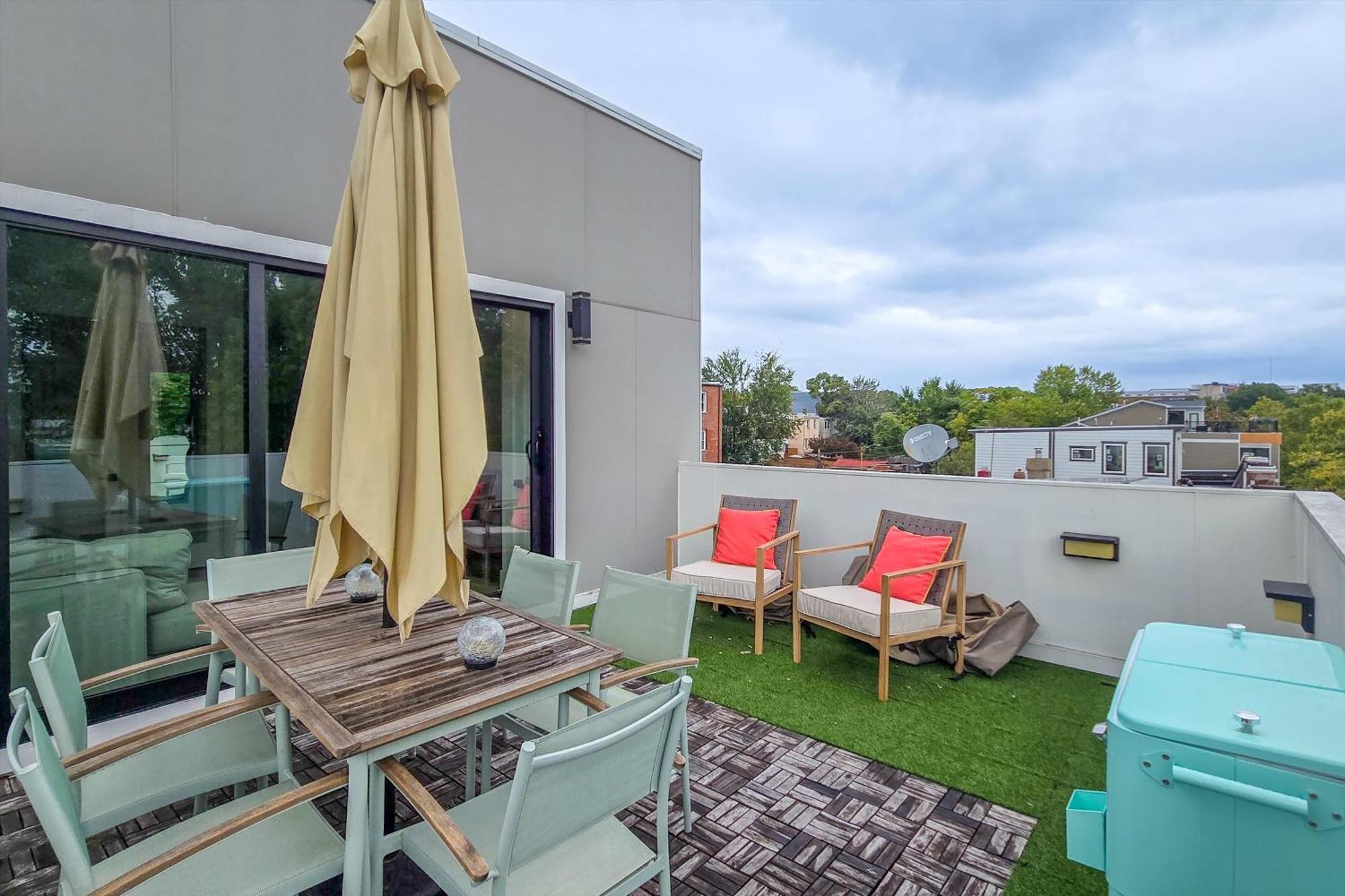 Dc 5-br Townhome - Walk To Metro-rail Holiday home *