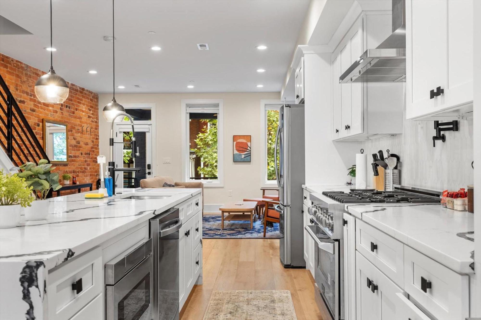 Dc 5-br Townhome - Walk To Metro-rail *