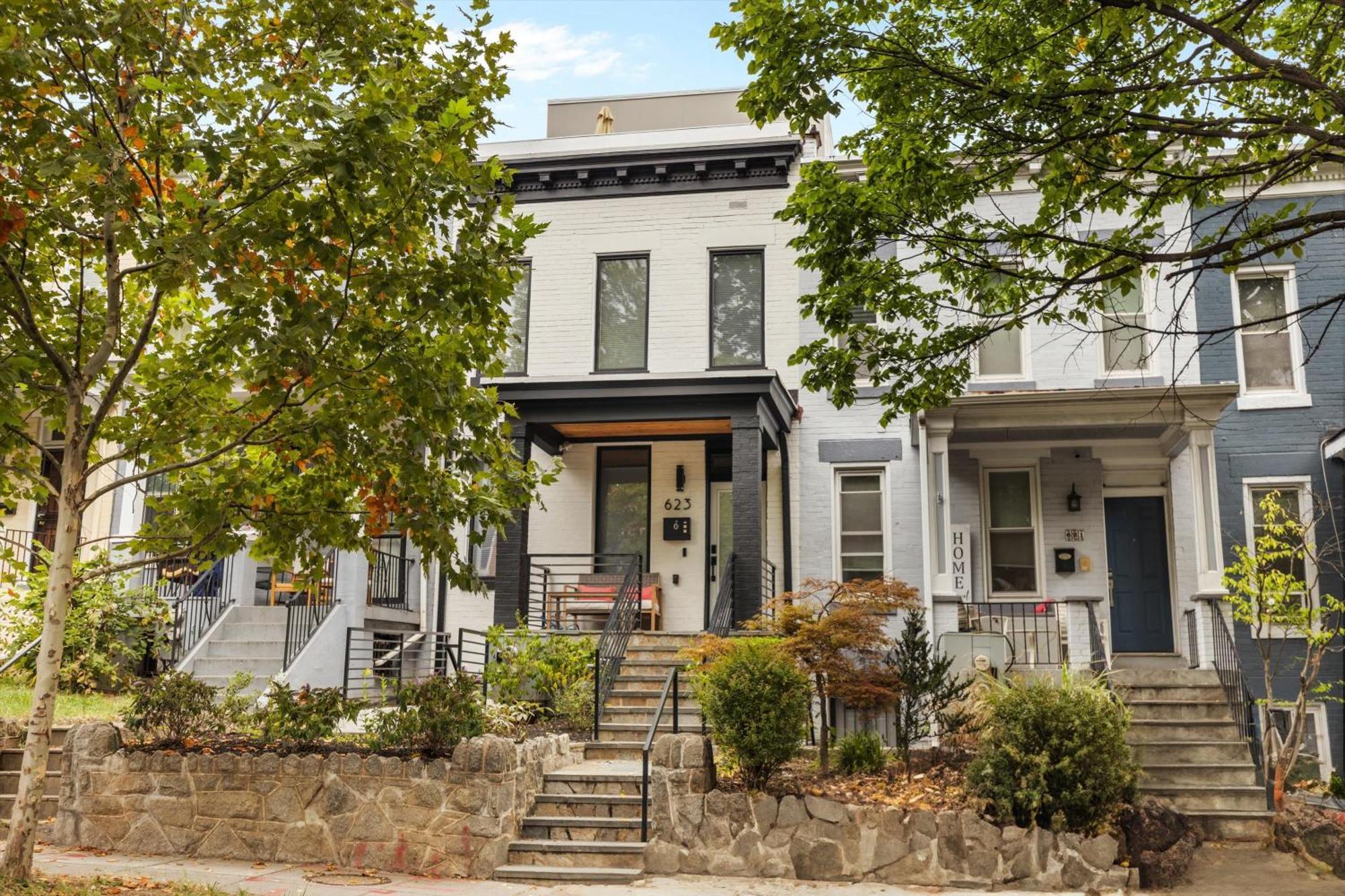Dc 5-br Townhome - Walk To Metro-rail Holiday home
